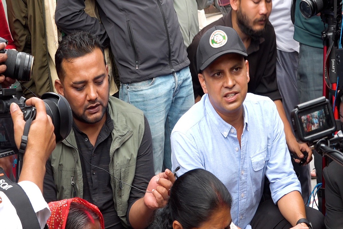 आरती साहको लागि न्याय माग्दै रास्वपाका सांसद बसे धर्ना